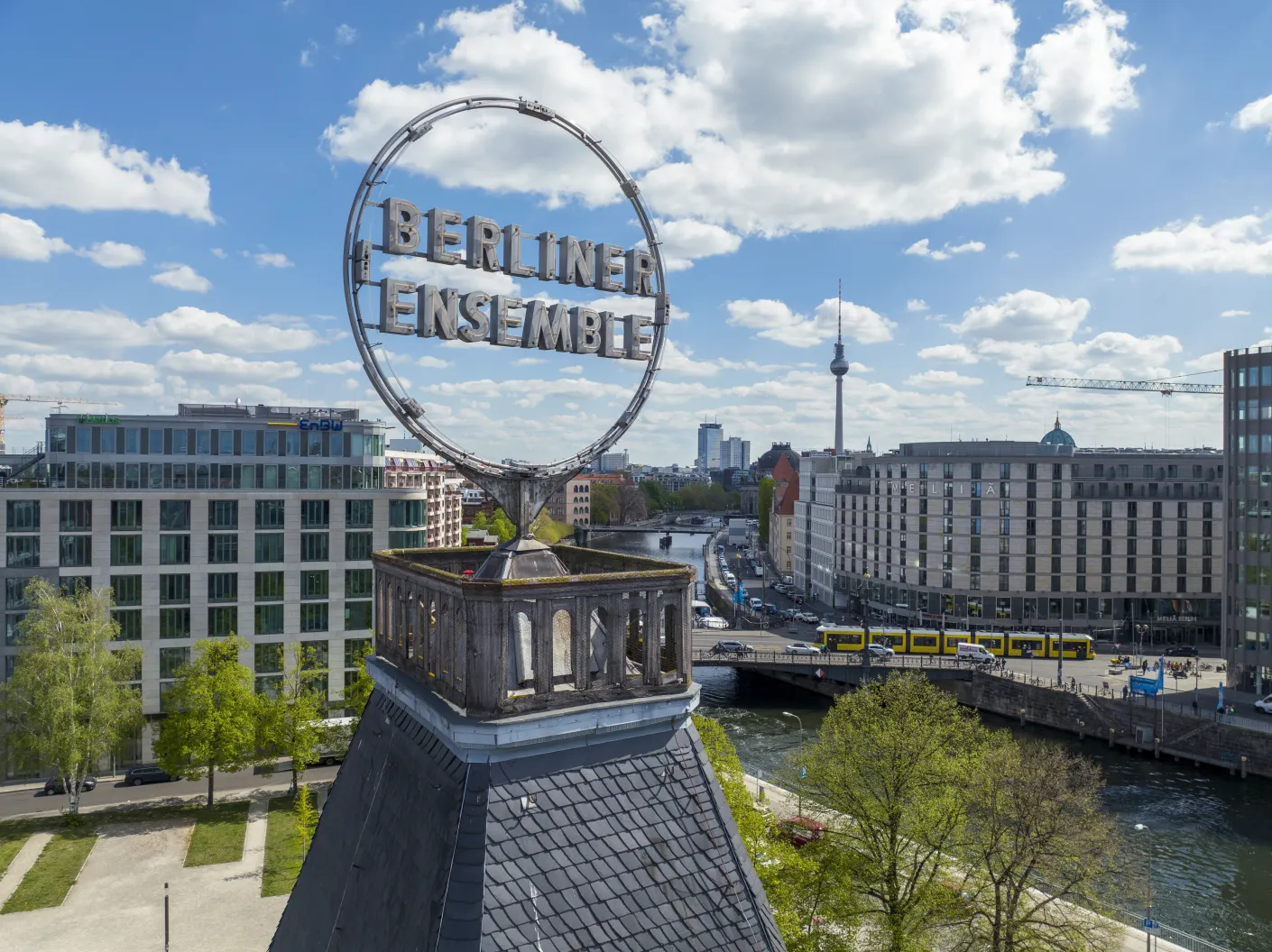 Stimmungsbild: Logo auf dem Dach des Berliner Ensemble, im Hintergrund ist der Berliner Fernsehturm zu sehen Stimmungsbild: Logo auf dem Dach des Berliner Ensemble, im Hintergrund ist der Berliner Fernsehturm zu sehen